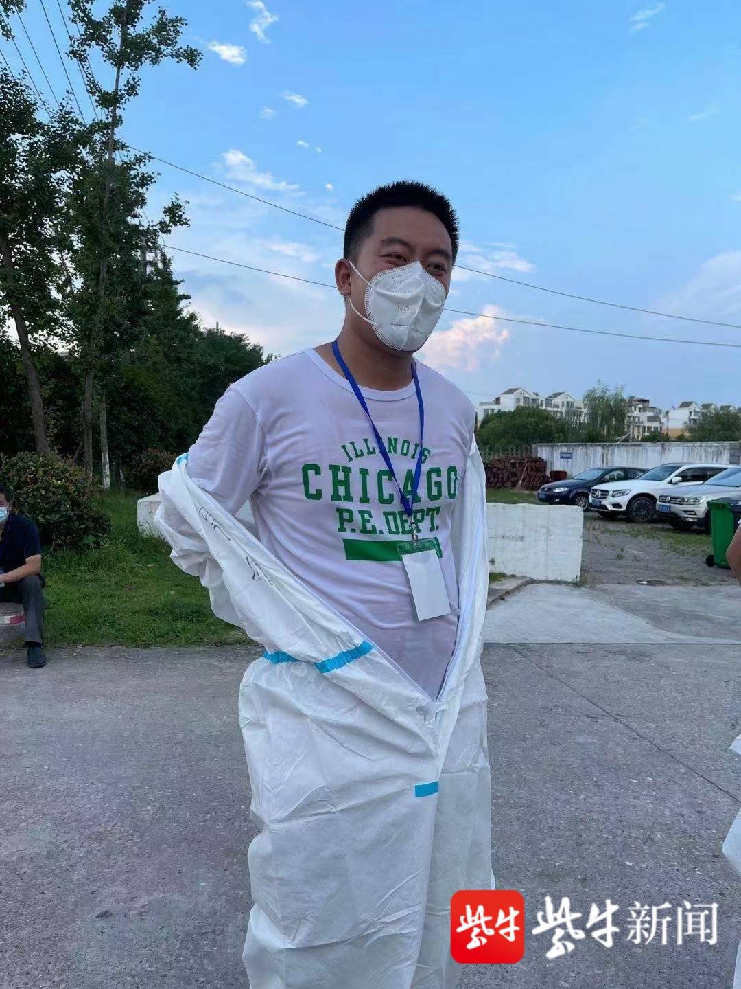 扬子晚报网8月5日讯(见习记者 闫春旭)近日,一段志愿者配送完物资后玩