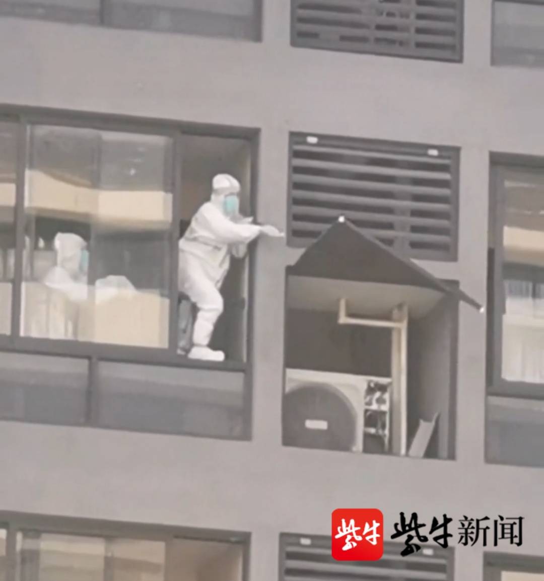 【视频】南京五旬大叔穿防护服在隔离区14楼窗外修空调