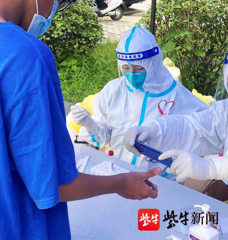 视频|白塔,文昌阁,五亭桥……画在防护服上的"扬城剪影"火出圈