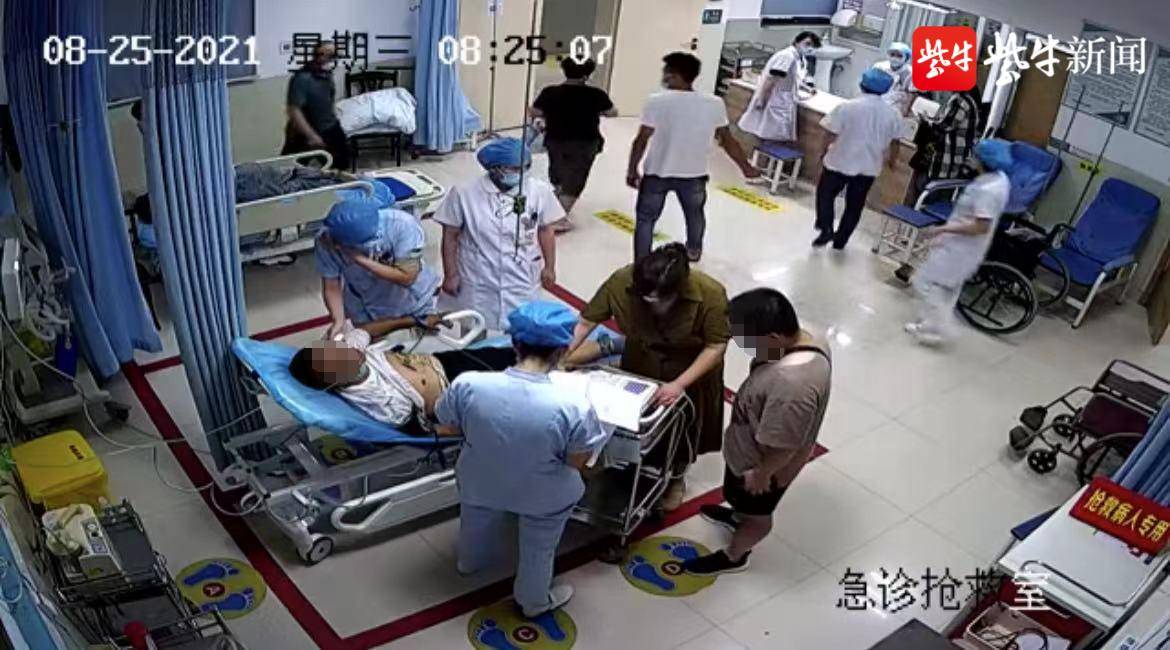 苏多梅配合急救医生抢救患者(绿色衣服女子为苏多梅)