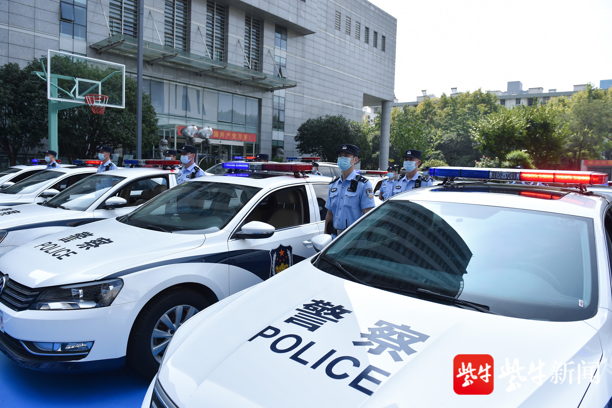 机关"办实事", 警车"下基层"——南京警方举行机关车辆支援基层发放