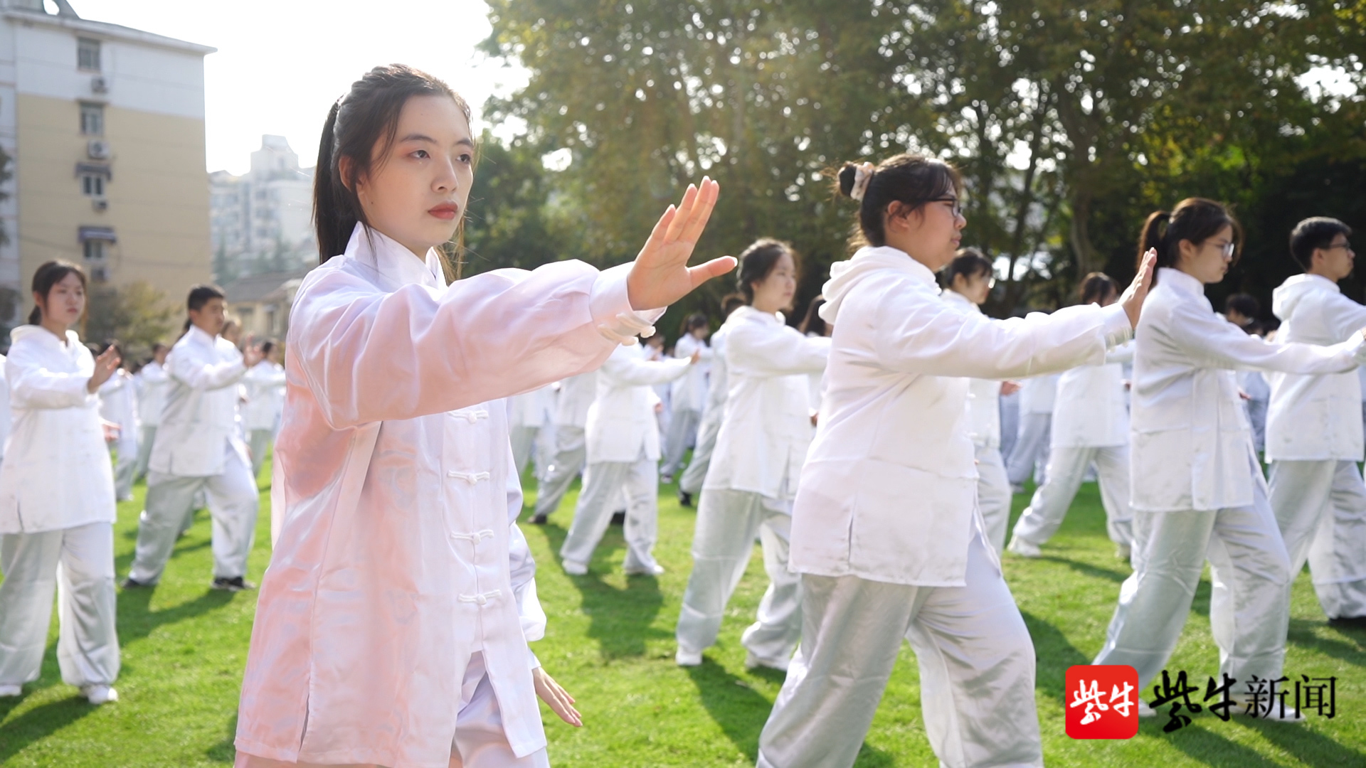 高中生集体演绎太极拳 这场校运会开幕式见证青春与传统撞出新火花