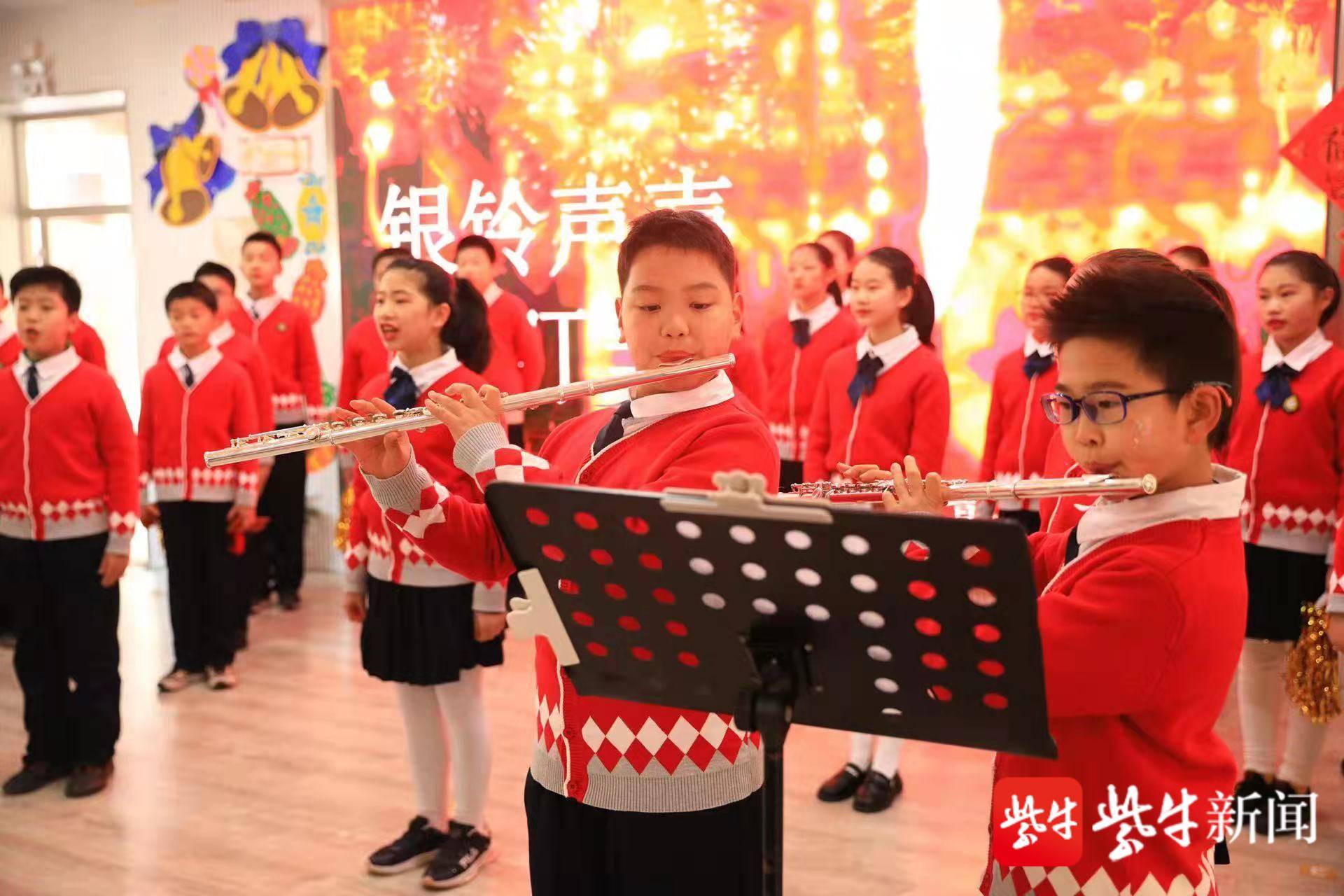银铃声声响叮当迎接新年银城小学师生唱响同一首歌向母校表白