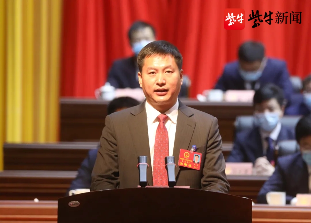 新当选的射阳县人民政府县长王宁发表就职演说