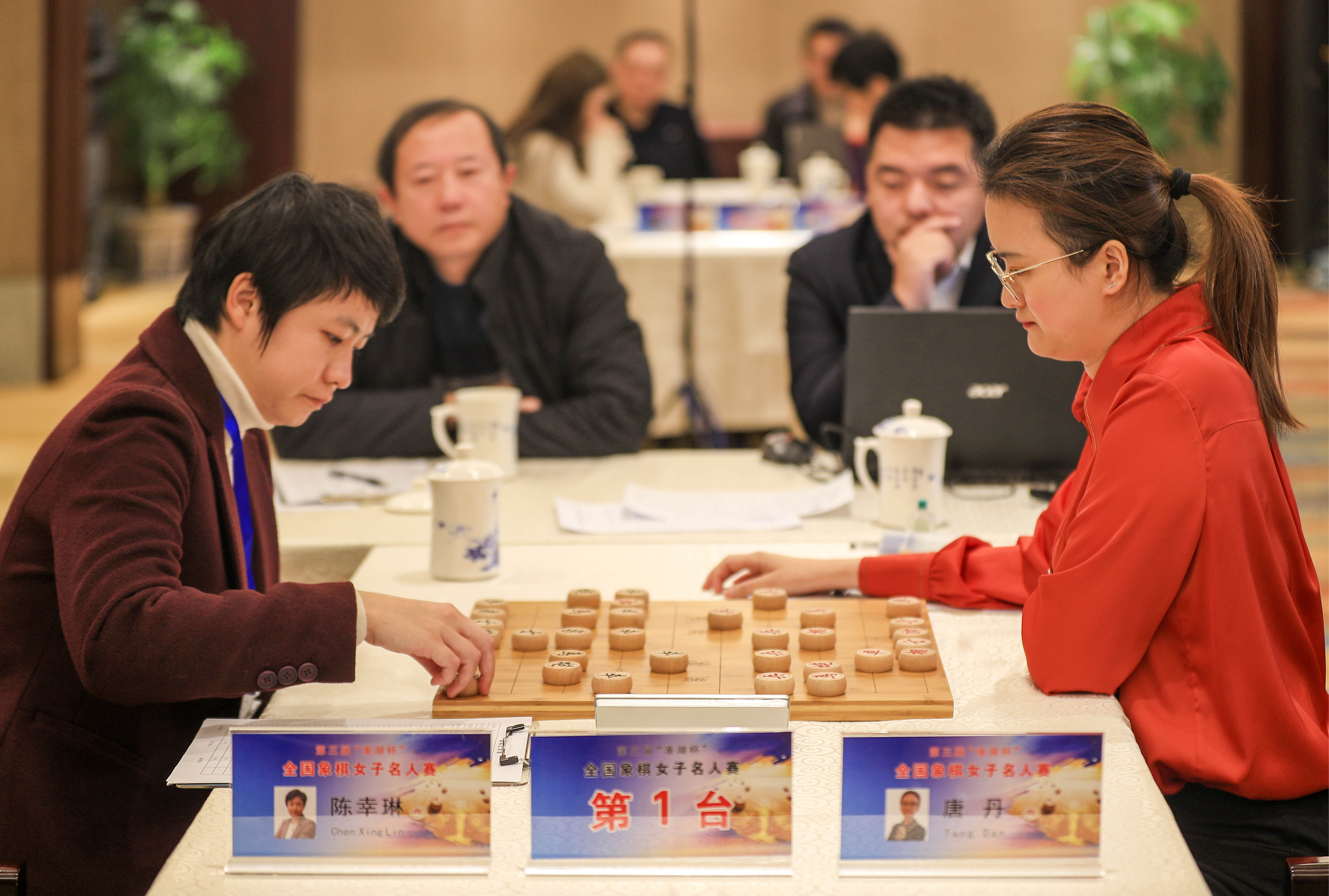 2020年12月20日,象棋特级大师唐丹(右)与象棋特级大师陈幸琳(左)在