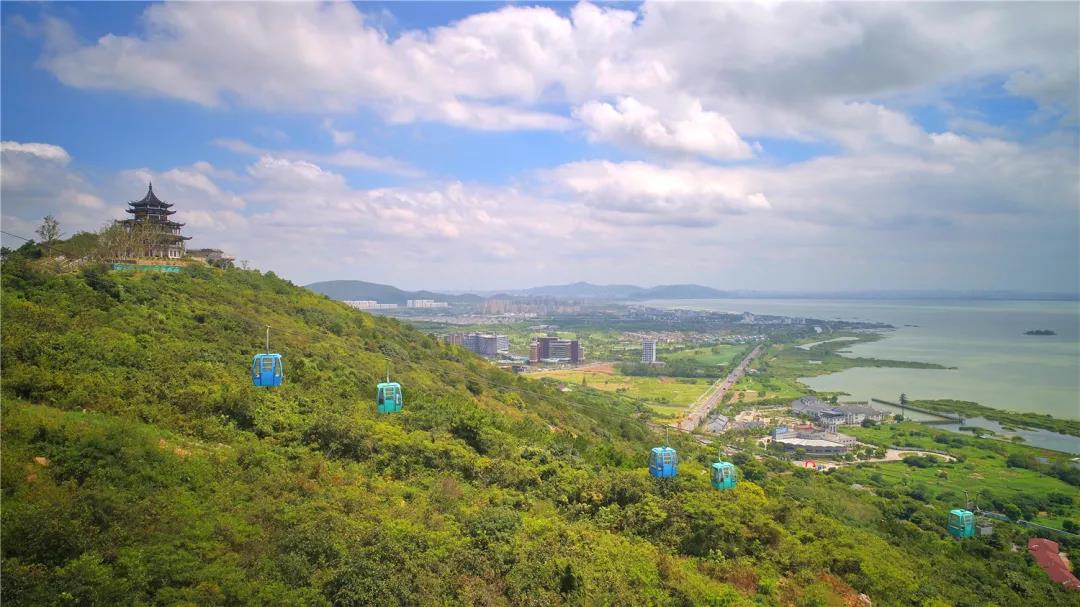 饱览"伍子胥报恩"的渔洋山美景;前往湖畔农家,为闻名遐迩的"太湖三白"