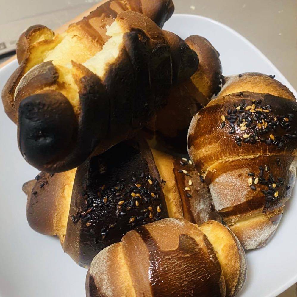 便是这份经典西式面包 这种由黄油和面粉层层交叠 蓬松酥脆的甜香面包