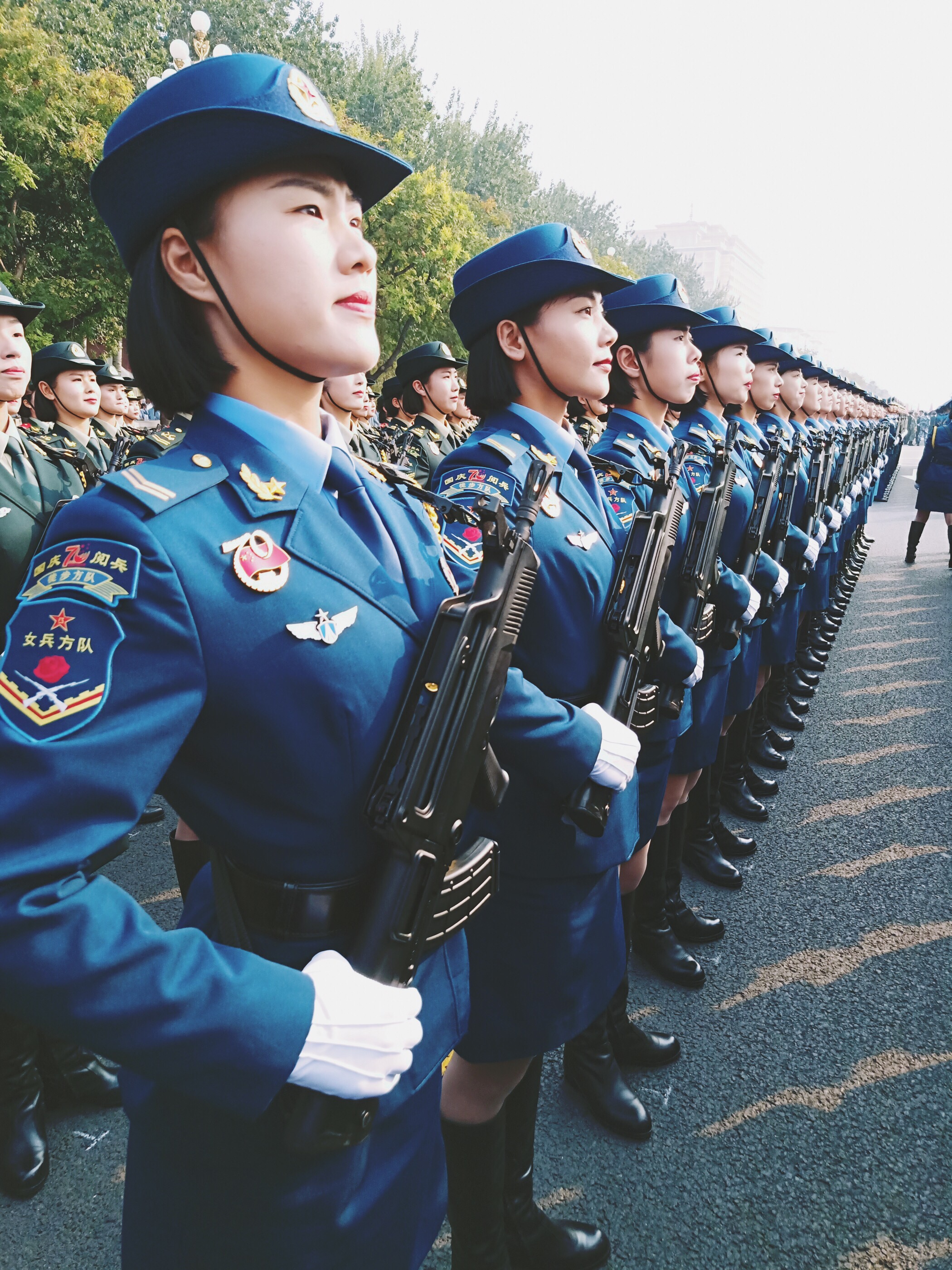 国庆阅兵的女兵方队里,有两朵来自江苏的"铿锵玫瑰"