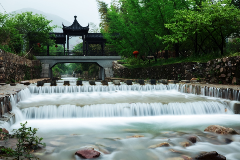 位于阳羡生态旅游度假区西南面的龙山民宿村,同样形成了成熟而丰富的