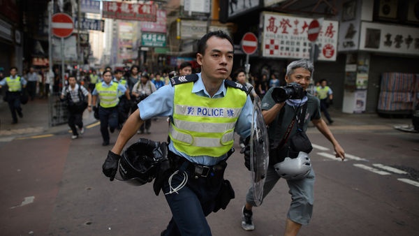 香港特区政府:警方始终使用最低武力应对暴力