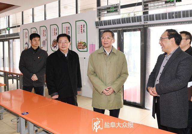 市委书记戴源检查盐城经济技术开发区实验学校开学准备工作情况.