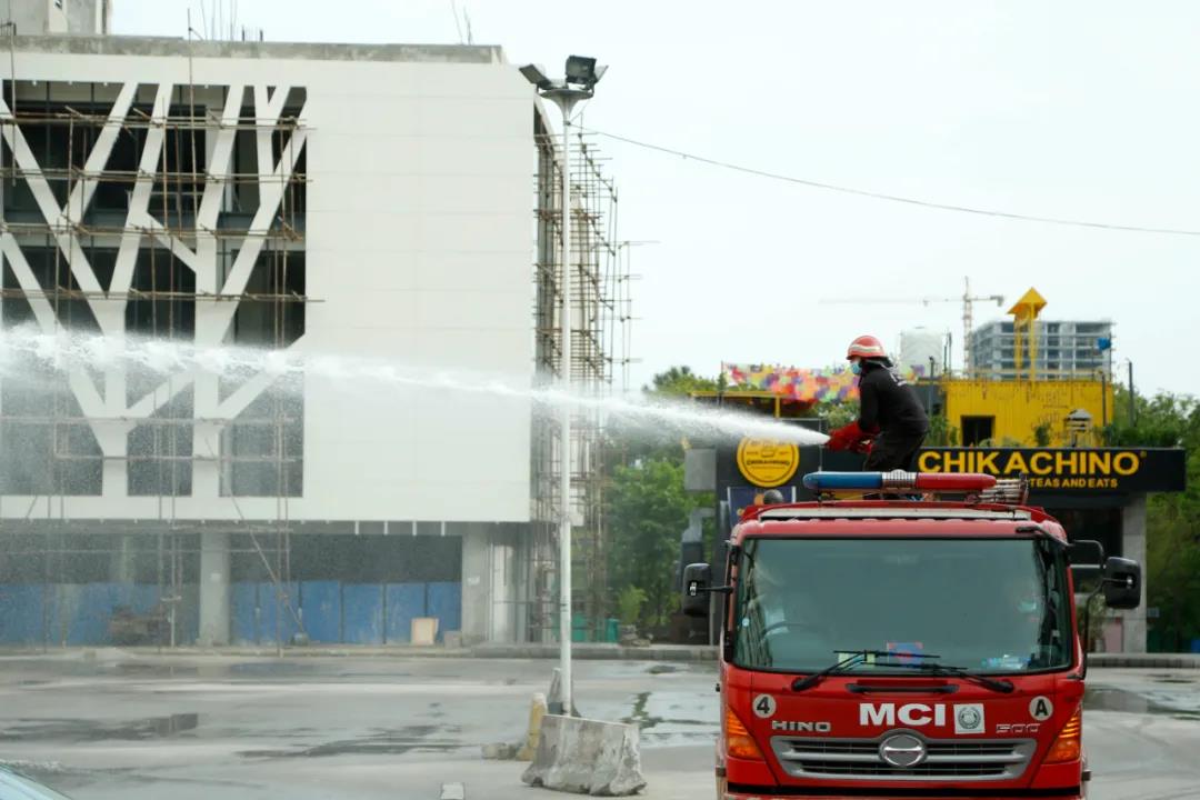 3月26日,在巴基斯坦伊斯兰堡,消防员在一处已经关闭的市场喷洒消毒剂.