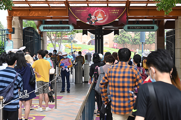 5月11日,上海迪士尼,游客排队等候进入乐园.