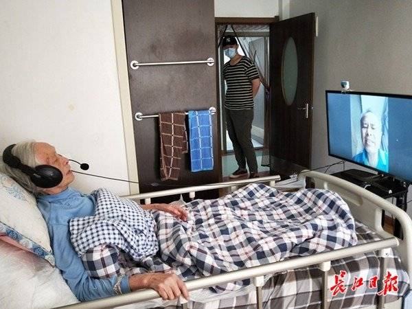记者走访发现,家属探视结束后,福利院实行"一访一消毒",对探访区的