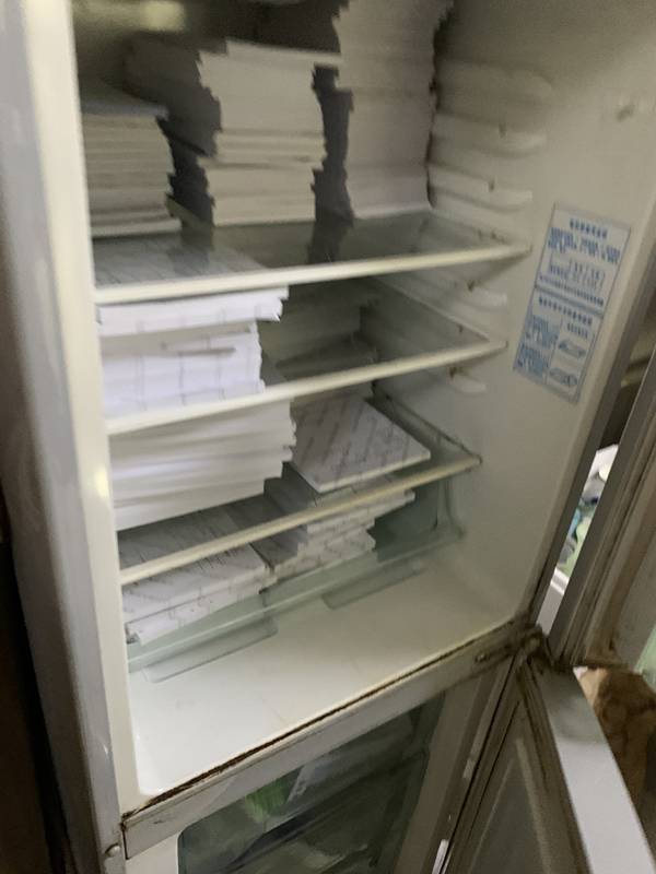 而那两本厚厚的银行卡收纳本,一打开,只有寥寥数张是几名嫌疑人