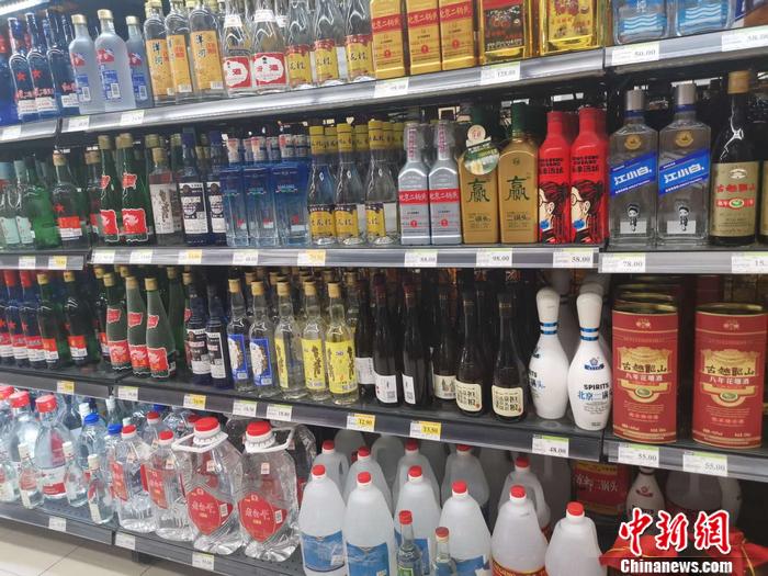 图为北京某超市里的白酒区.谢艺观 摄