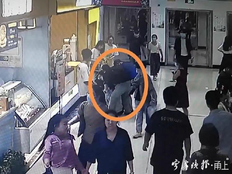 浙江一男子改装黑色手袋在公交,地铁偷拍女性裙底,被拘9日