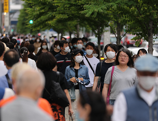 5月30日,行人戴口罩走过日本东京银座街头.新华社