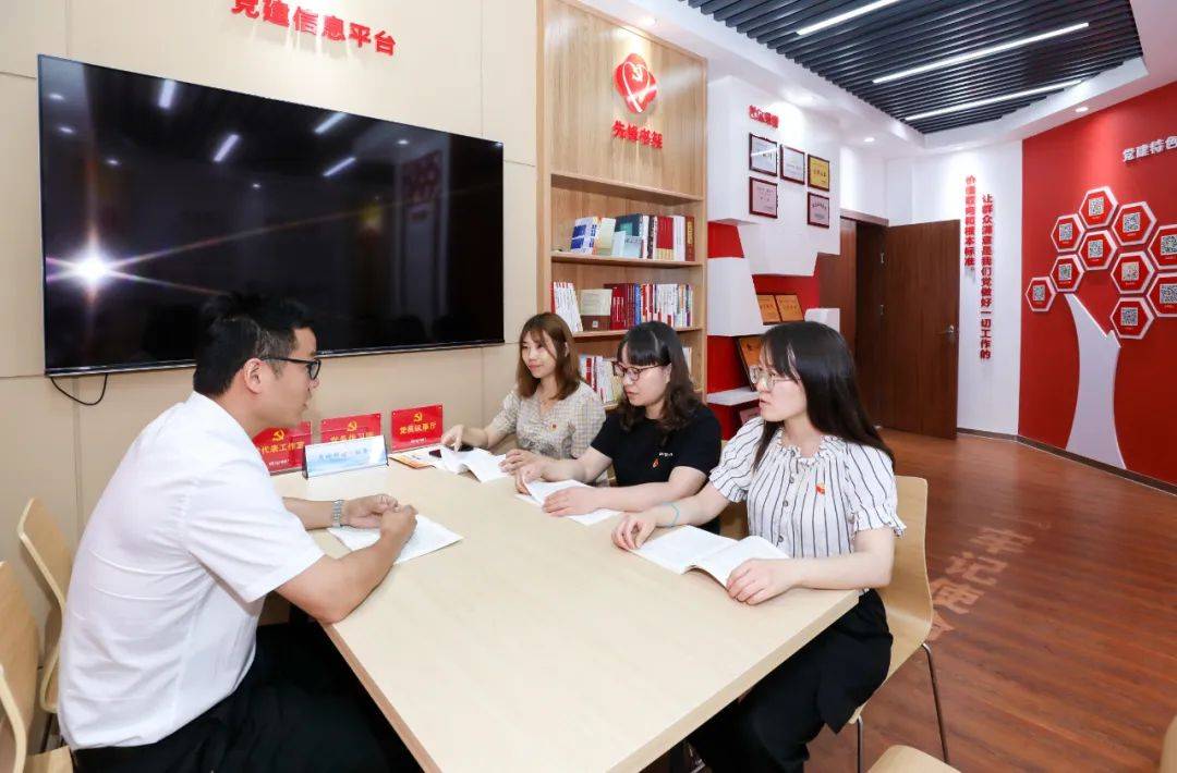 平巷社区党群服务站开展活动