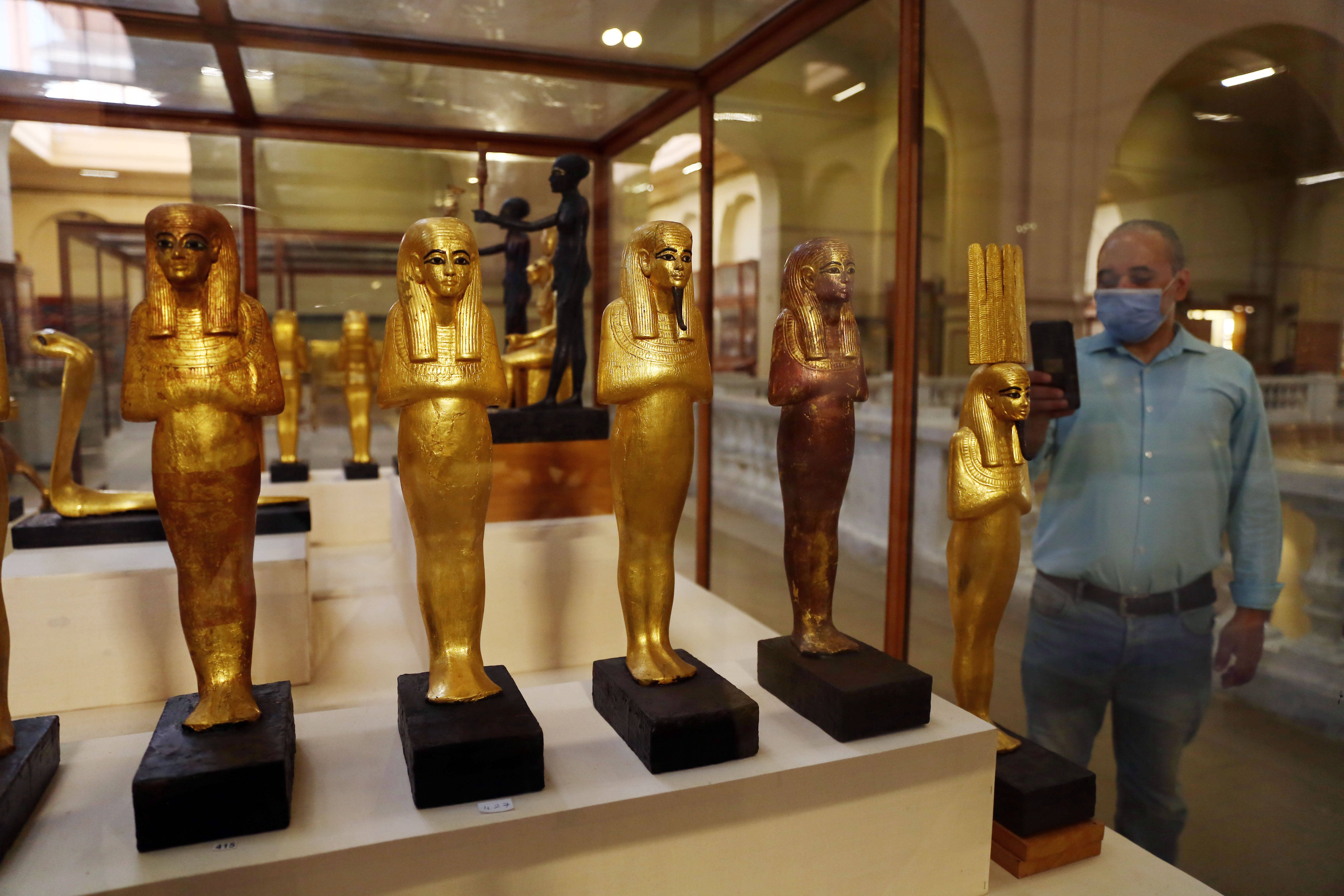 7月1日,一名男子在埃及开罗的埃及博物馆参观.