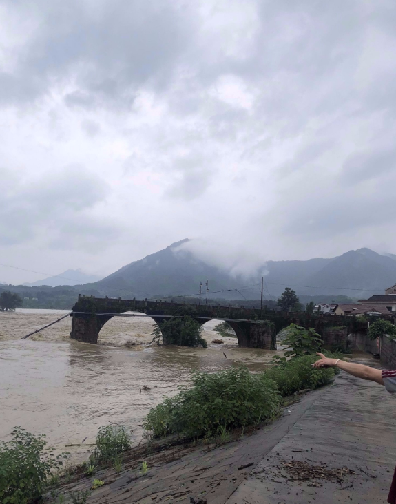 受持续性暴雨影响,6号下午,皖南第二大古桥,位于旌德县三溪镇三溪村的