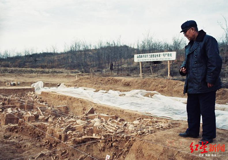 长平之战遗址永录1号尸骨坑,图右为李玉振 李俊杰供图