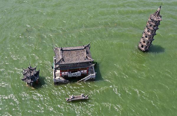 2020年7月18日,江西九江庐山鄱阳湖中的落星墩已成水中楼阁.人民视觉