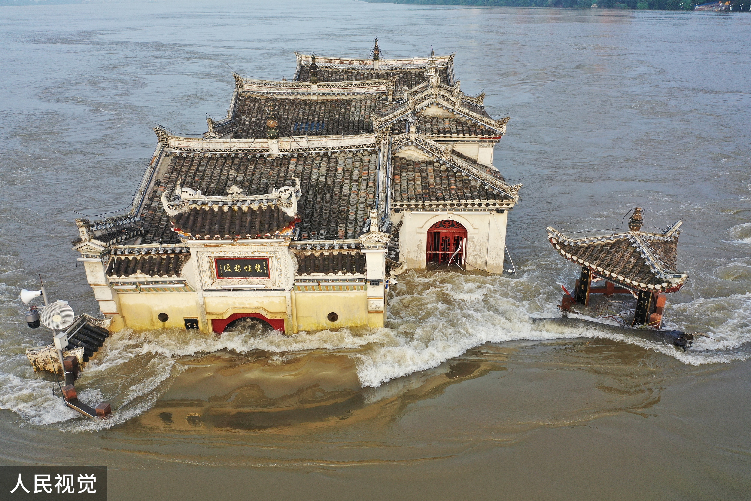 长江湖北鄂州段水位上涨,观音阁逐渐被淹没