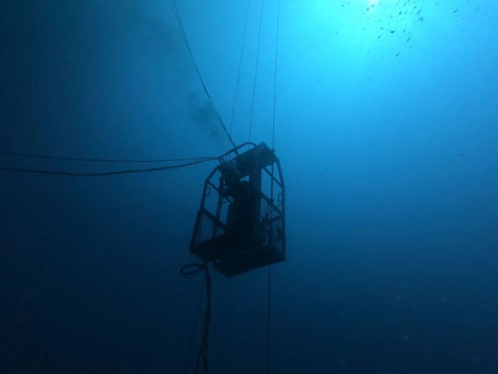 潜入深海!海军潜水员南海大深度潜水训练