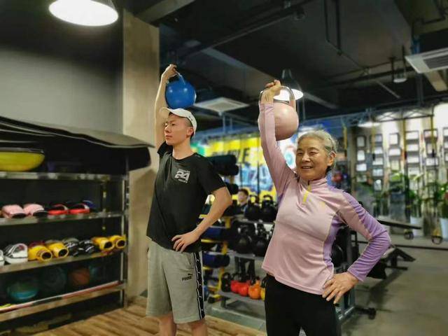 对话70岁硬核奶奶:最近拉25磅加重片,能动一天就动一天