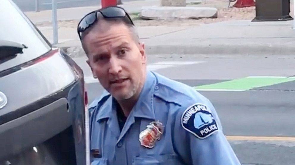 "跪杀"弗洛伊德的白人警察曾考虑认罪 但辩诉交易破裂