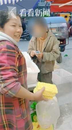 温州一大爷拿手绘