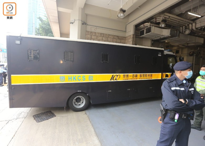 港媒称,约9时30分,运送"甲级重犯"的"铁甲威龙"囚车驶进香港高等法院