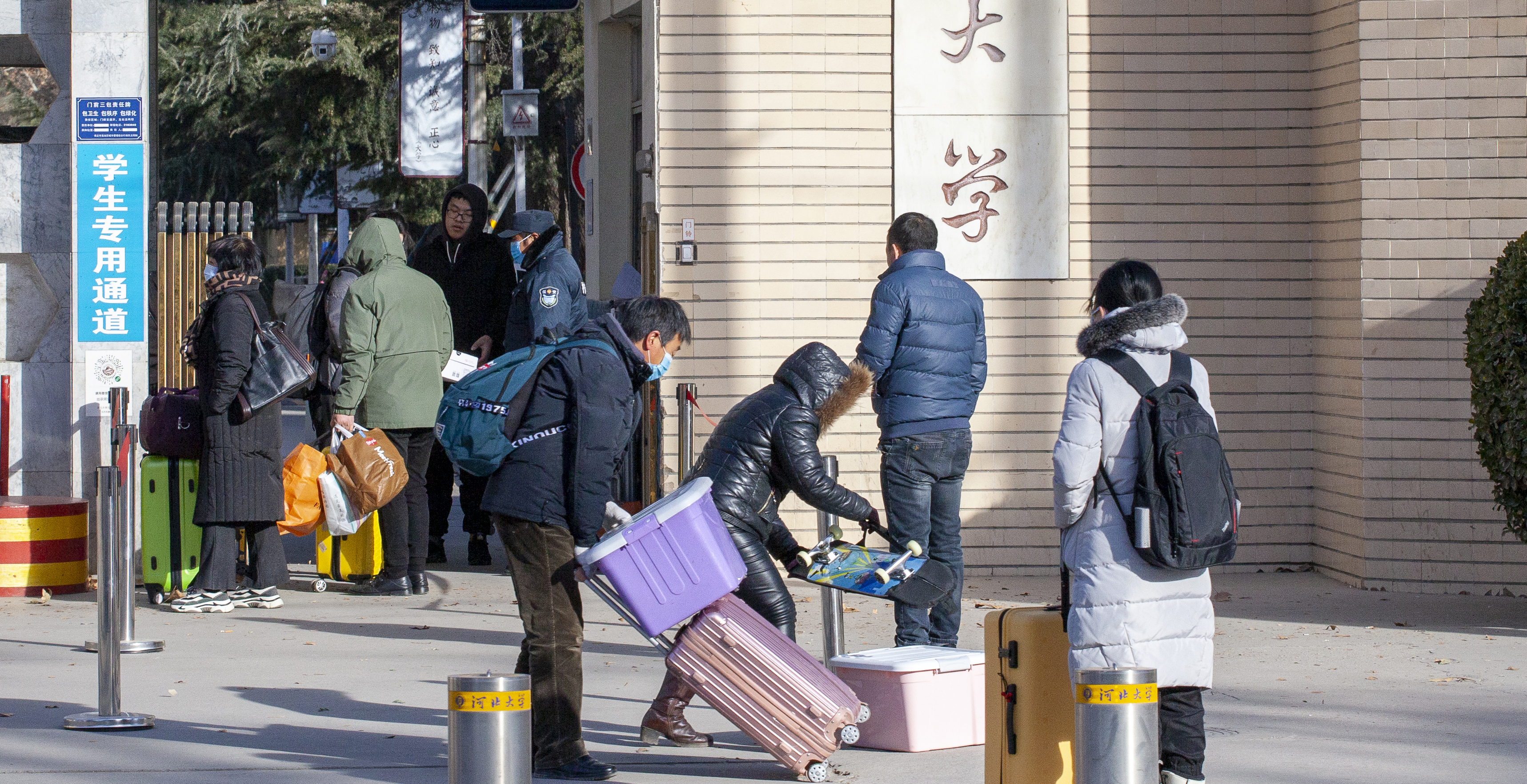 2021年1月6日,河北保定,河北大学学生正在搬行李撤离回家.