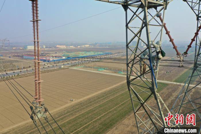 国家电网"蜘蛛侠"高空作业消除隐患 保障疫情防控可靠供电