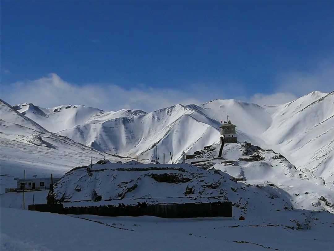 神仙湾哨所矗立在喀喇昆仑山口的茫茫雪海中,海拔5380米,一度是全军