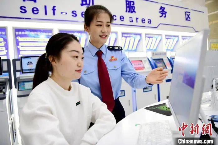 资料图:青海税务部门工作人员协助纳税人缴费人办理业务.