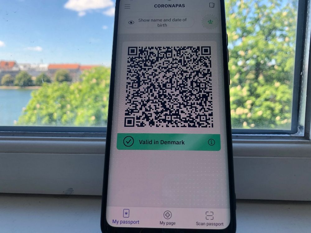 这是5月28日在丹麦哥本哈根拍摄的手机上以二维码形式呈现的"新冠通行