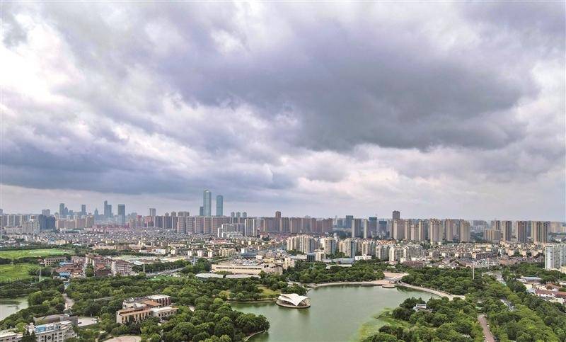 24日,台风"烟花"来临前锡城的天空(宗晓东 摄)