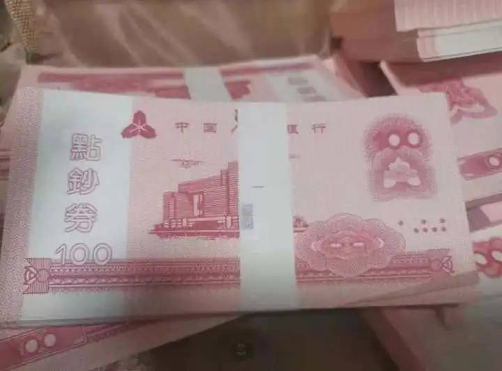 赫然发现,箱子里满满一叠叠纸币不是人民币,而是银行的点钞券