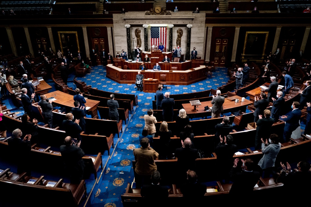 美国参议院未通过政府拨款法案 政府面临"关门"威胁