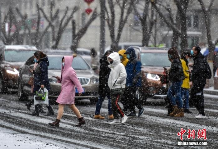 资料图:市民在降雪天气出行.记者 刘新 摄