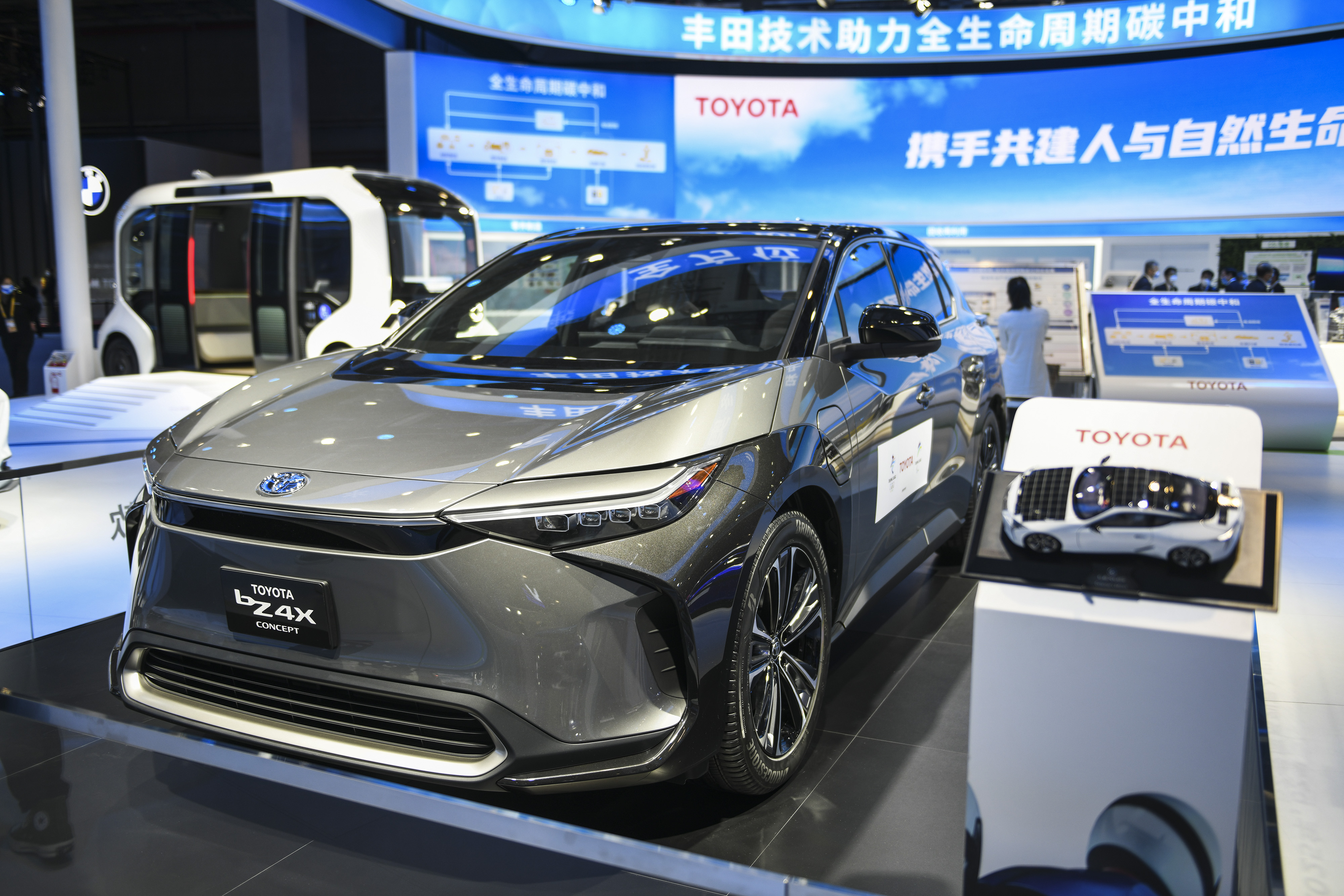 2021年11月5日在第四届进博会汽车展区拍摄的丰田新能源汽车.