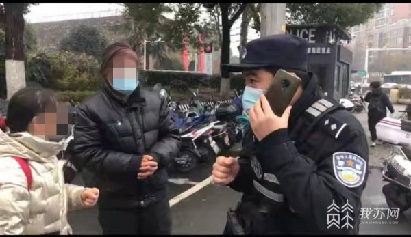 返乡路上的聋哑人被帮助后他们和南京特警互比了ok手势