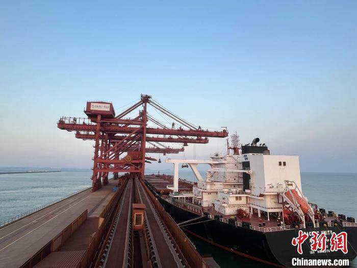 40万吨级大船"明和"轮在山东港口青岛港董家口港区接卸.