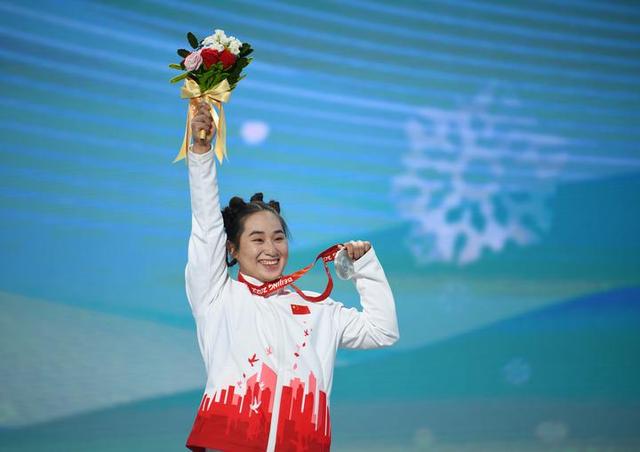 3月12日,获得银牌的中国选手张雯静在高山滑雪女子回转(坐姿)比赛颁奖