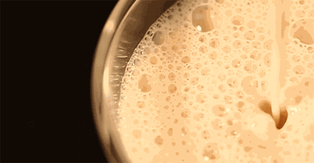 倒啤酒时产生的泡沫