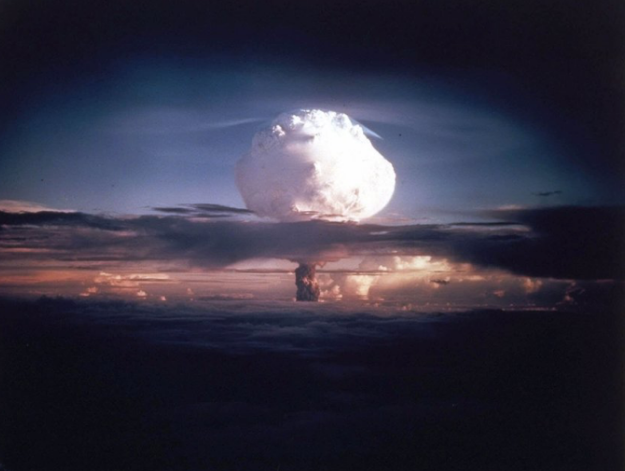 美国于1952年11月1日在马绍尔群岛测试第一枚氢弹时,天空中升起蘑菇