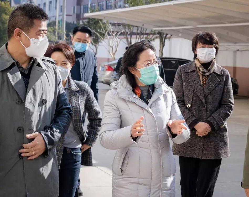 顾萍到泰州百诺医疗器械有限公司调研疫情防控产品生产情况.