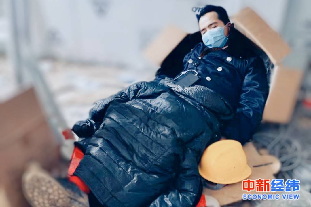 这些雷神山的数据背后,是数千个如王英杰一样的工人日以继夜地的